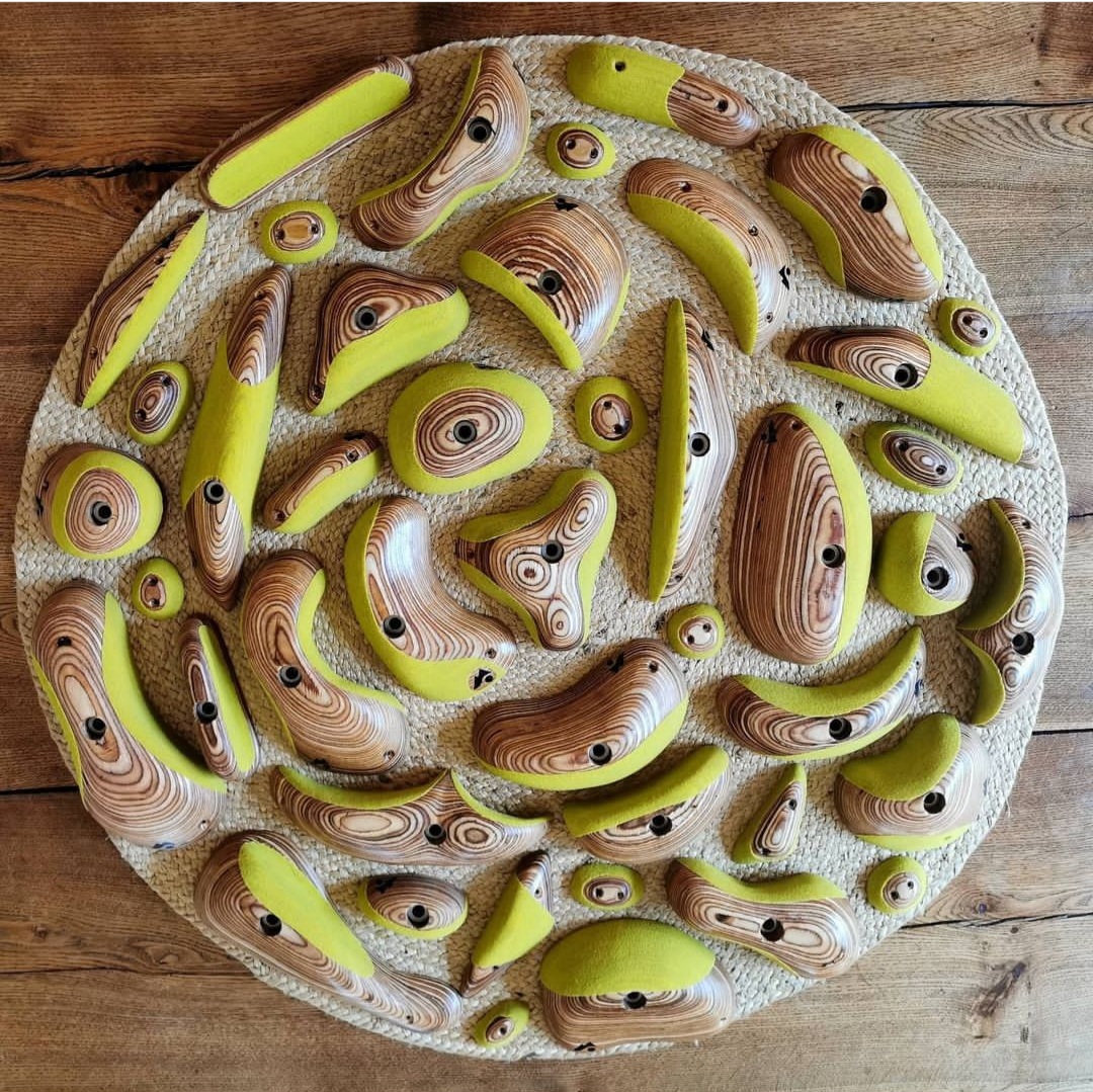 mise en scène des prises jaunes formant un motif circulaire