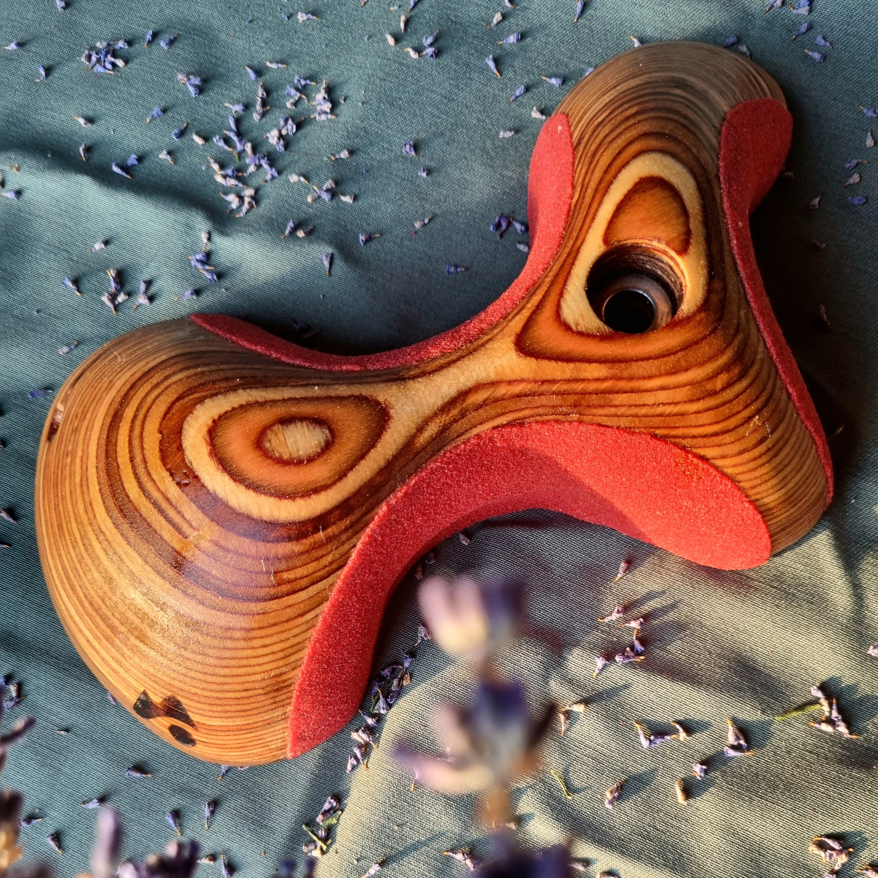 pince escalade avec du grip de couleur rouge