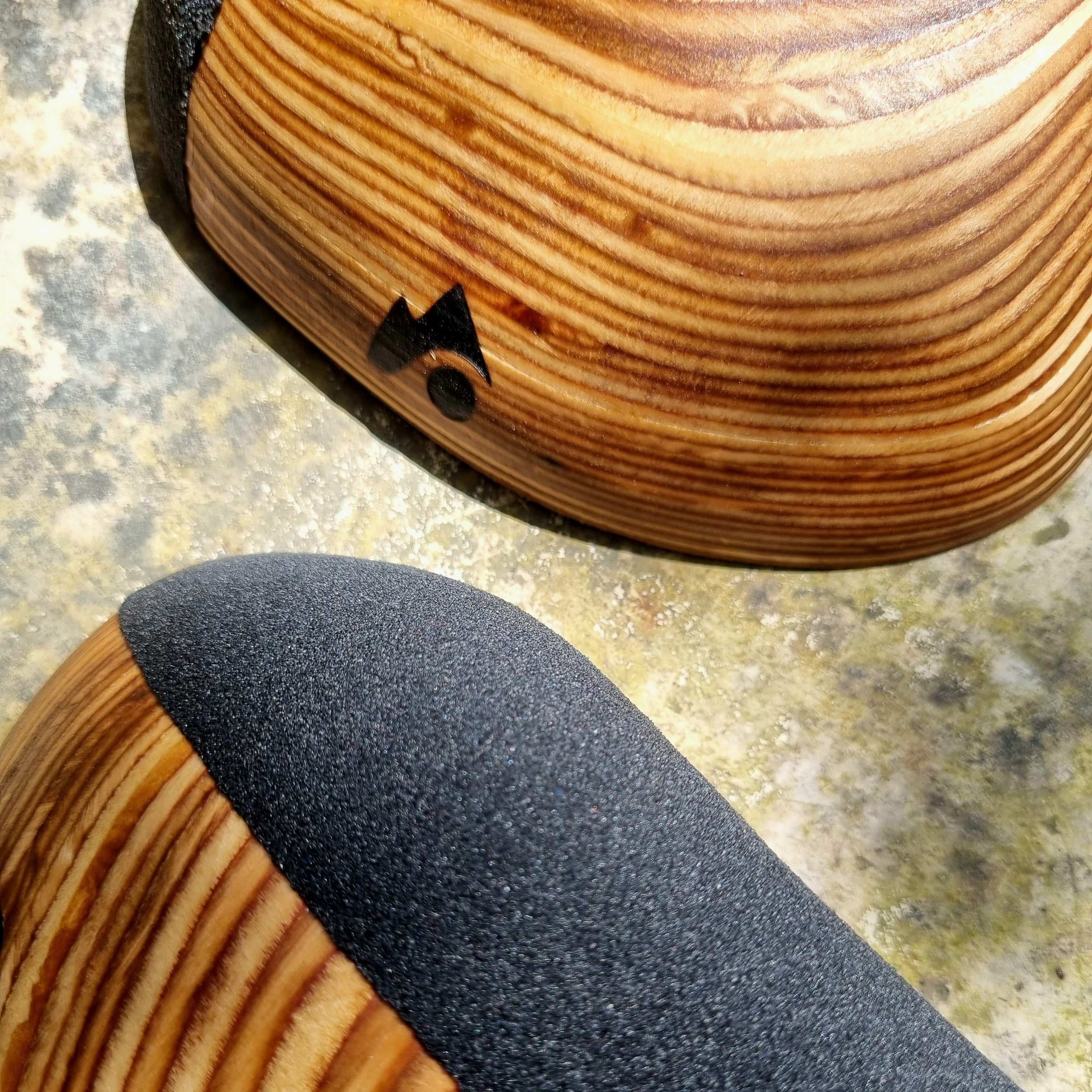 détails d'une prise d'escalade avec le grip de couleur noir