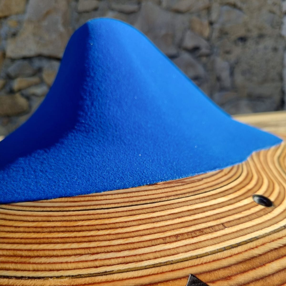 profil du volume d'escalade avec le grip bleu