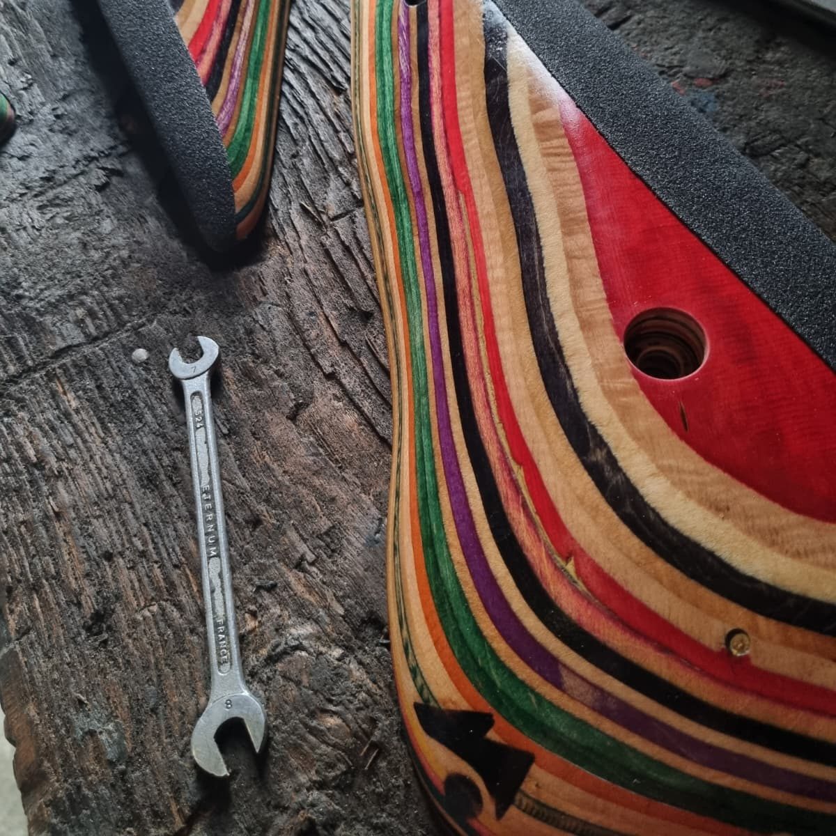 zoom sur le details d'assemblage des planche de skateboard